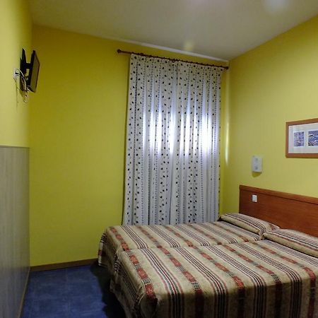 Hostal Los Claveles 托雷洪-德阿尔多斯 外观 照片