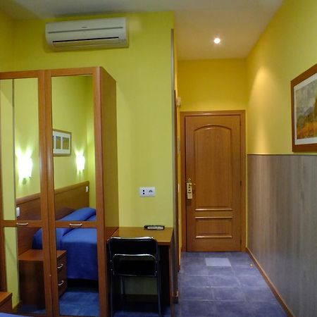 Hostal Los Claveles 托雷洪-德阿尔多斯 外观 照片