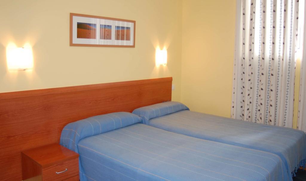Hostal Los Claveles 托雷洪-德阿尔多斯 外观 照片
