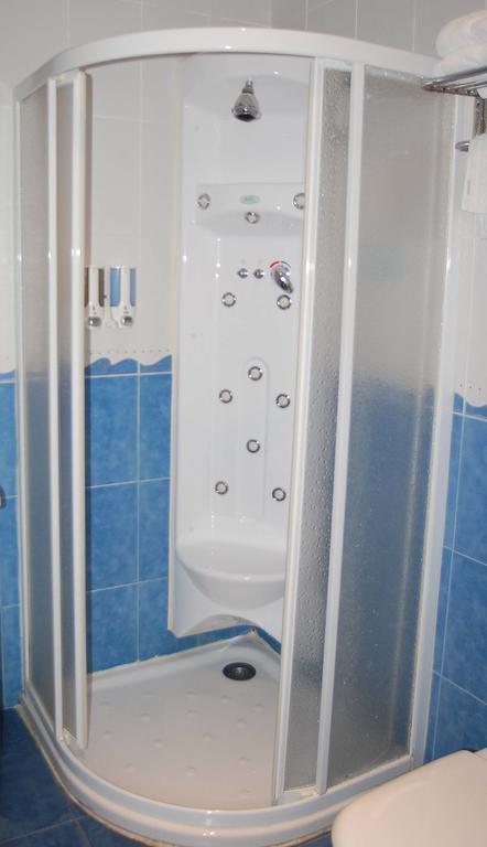 Hostal Los Claveles 托雷洪-德阿尔多斯 外观 照片
