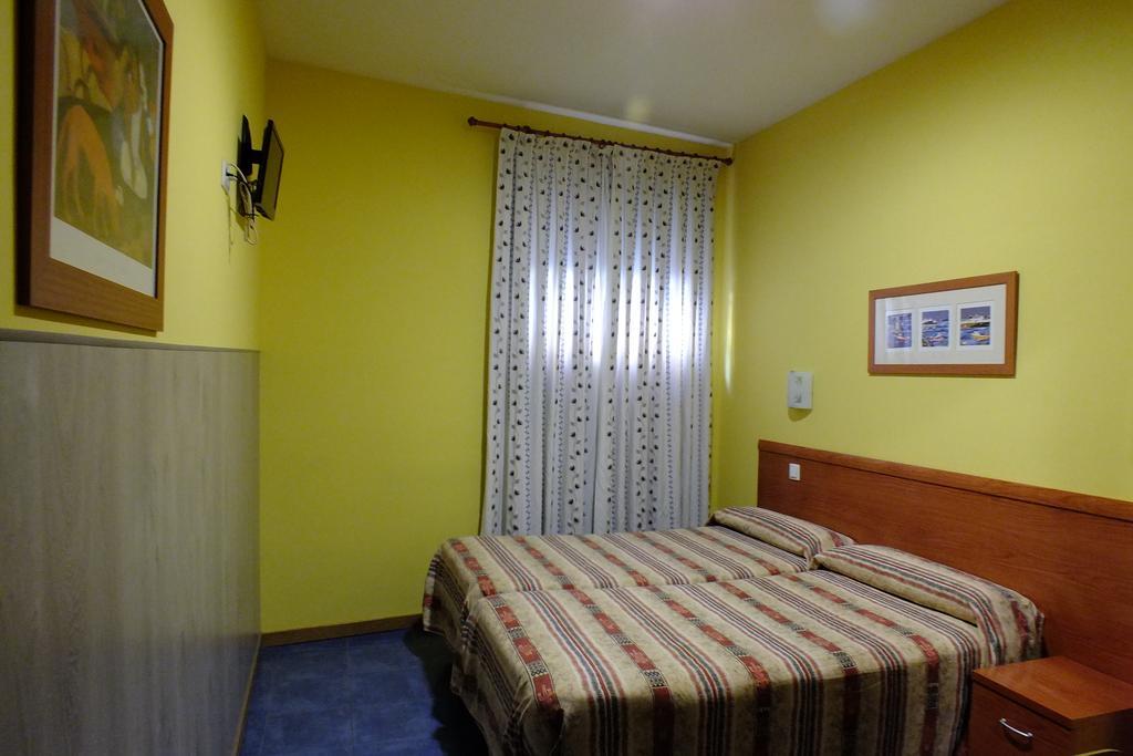 Hostal Los Claveles 托雷洪-德阿尔多斯 外观 照片