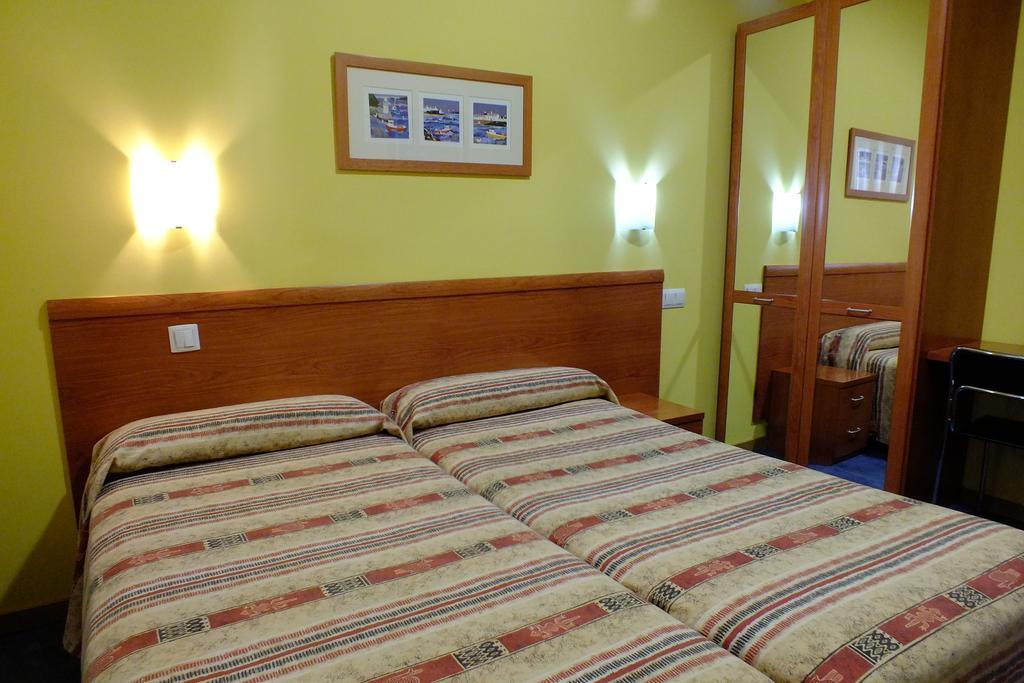 Hostal Los Claveles 托雷洪-德阿尔多斯 外观 照片