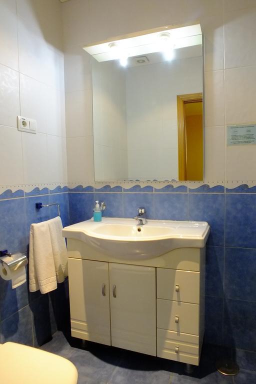 Hostal Los Claveles 托雷洪-德阿尔多斯 外观 照片