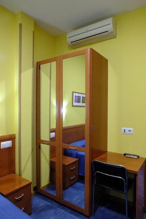 Hostal Los Claveles 托雷洪-德阿尔多斯 外观 照片