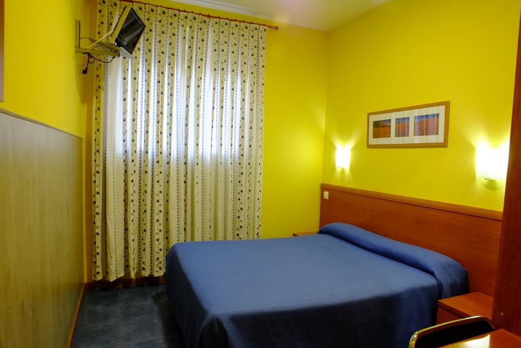 Hostal Los Claveles 托雷洪-德阿尔多斯 外观 照片