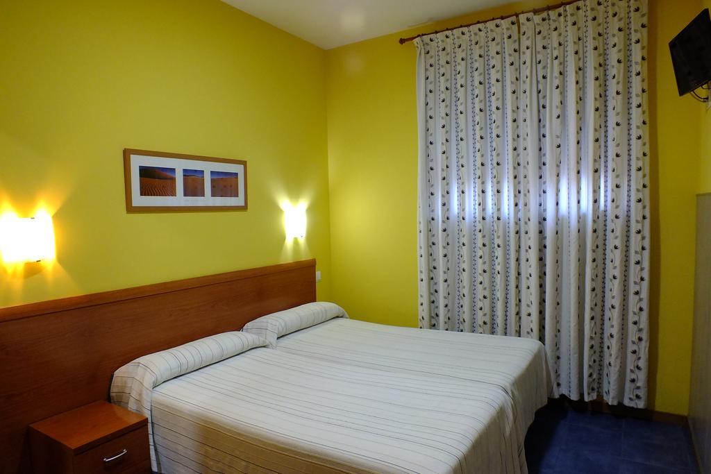 Hostal Los Claveles 托雷洪-德阿尔多斯 外观 照片