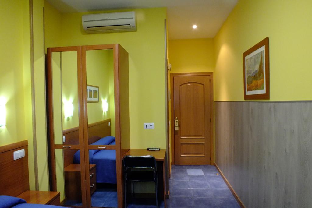 Hostal Los Claveles 托雷洪-德阿尔多斯 外观 照片